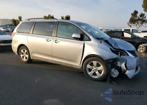 2014 Toyota Sienna Le 8-Passenger z USA, uszkodzony, nr VIN 5TDKK3DCXES419731